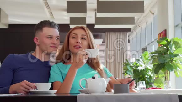 可爱的一对夫妇一起在咖啡馆里喝早茶梦幻般地眺望视频的预览图