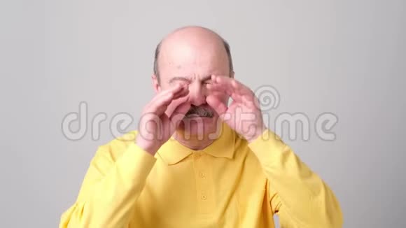 沉睡的老人试图用手指睁开眼睛视频的预览图