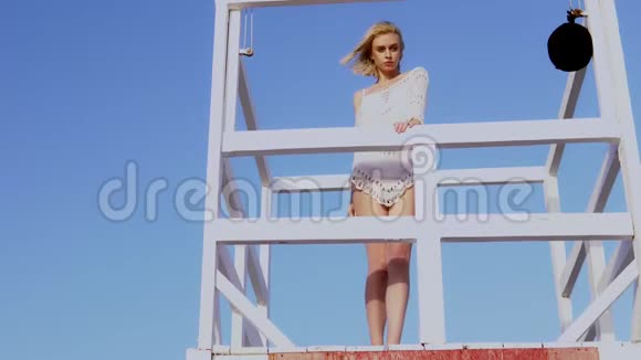 穿比基尼的美女站在救生站救生塔视频的预览图