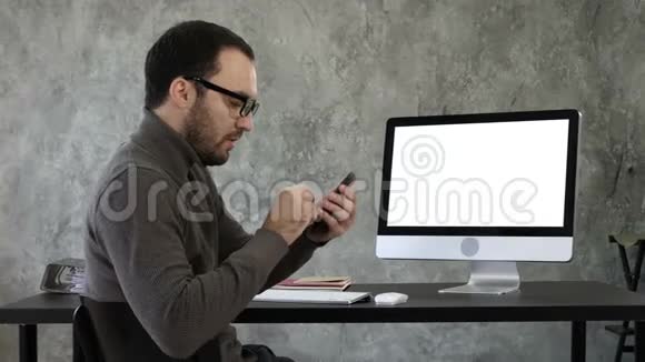 他在电脑屏幕附近的办公室里检查牙齿白色显示器视频的预览图