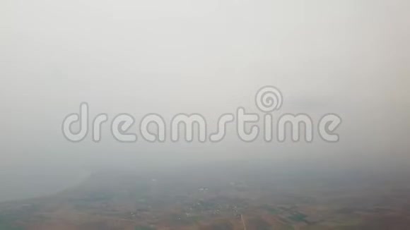 雾状机场时间间隔降落视频的预览图