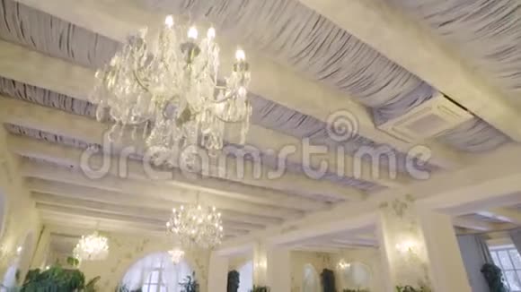 美丽的内部轻宴厅正在运动的相机从广角镜头上的稳定器上移除视频的预览图