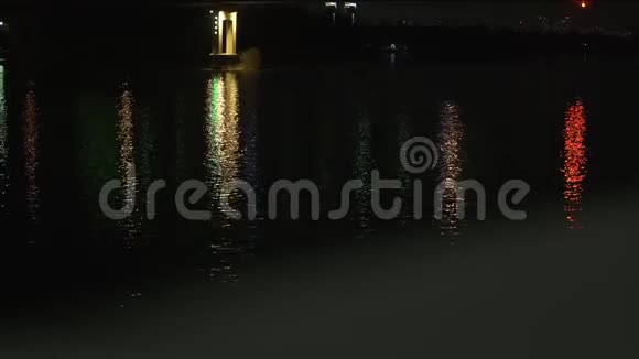 摄像机记录了夜间河流的表面并在LED光下上到了桥上视频的预览图