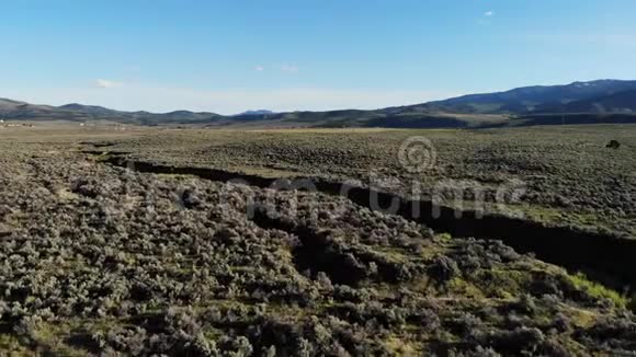 加州高沙漠古尔奇的无人机镜头视频的预览图