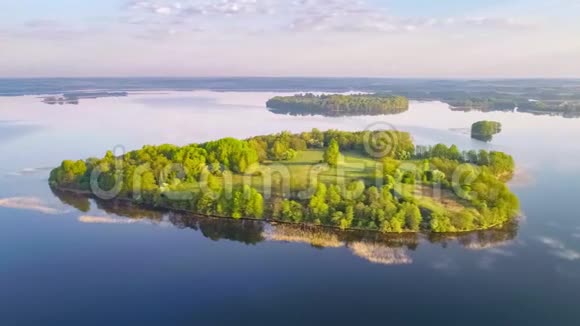 美丽的湖岛空中视频视频的预览图