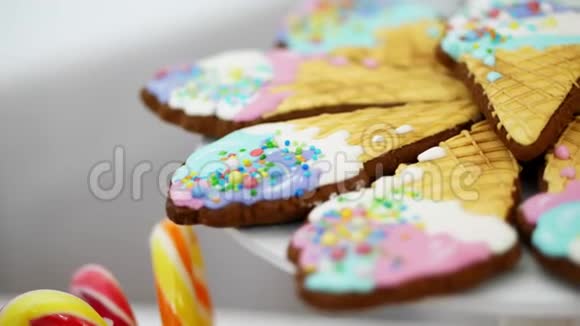 孩子们生日糖果吧高档多色棒棒糖糖果饼干纸杯蛋糕糖果装饰视频的预览图