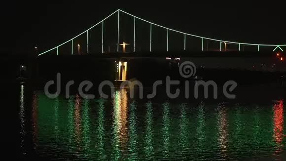 在基辅的迪尼普罗河上的一座桥在夜晚它已经点燃了灯光视频的预览图