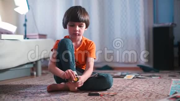 小男孩坐在地板上视频的预览图