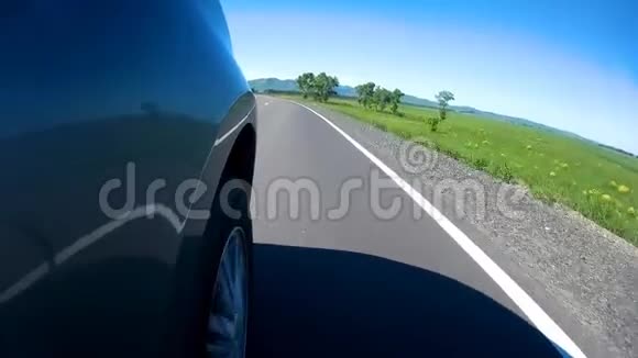 在阳光明媚的夏日汽车停在农村公路的路边照相机安装在汽车的一侧视频的预览图