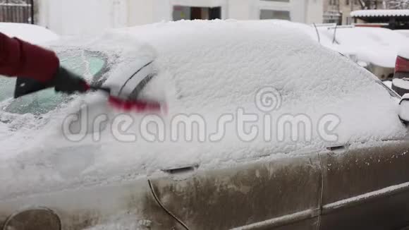 交通冬天天气人和车辆的概念男人用刷子在客厅擦雪视频的预览图