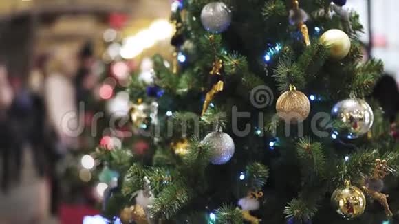 用白色和黄色圣诞球装饰的人造圣诞树视频的预览图