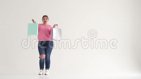 胖女人拿着购物袋跳舞视频的预览图
