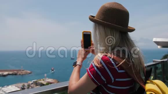 旅游女孩在欧洲老城区用智能手机拍照视频的预览图