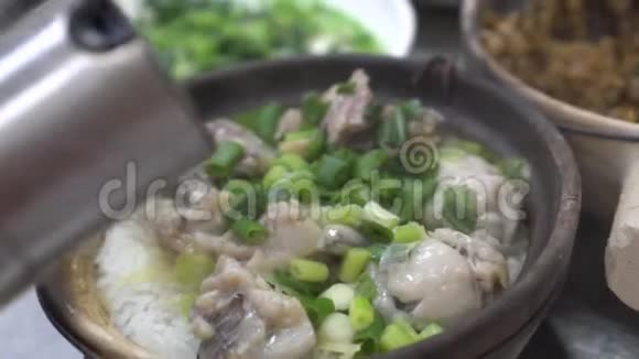 香港粤菜鳗鱼泥锅饭与中国酱混合视频的预览图