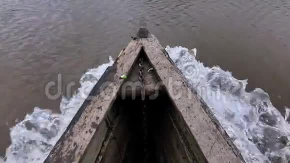 河水在木船干下流过视频的预览图