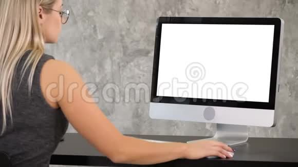 女性自由职业者正在电脑上做一个新项目白色显示器视频的预览图