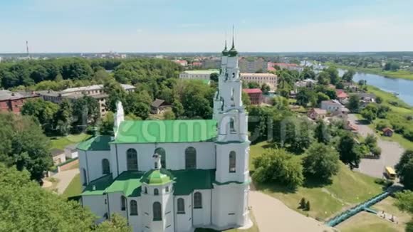 白俄罗斯波洛茨克空中城市景观河与圣索菲亚大教堂视频的预览图