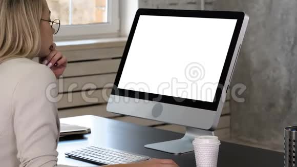 疲惫的女商人在她的办公桌前的班长白色显示器视频的预览图