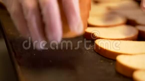 女人手拿着切片的白面包放在托盘上做饼干视频的预览图