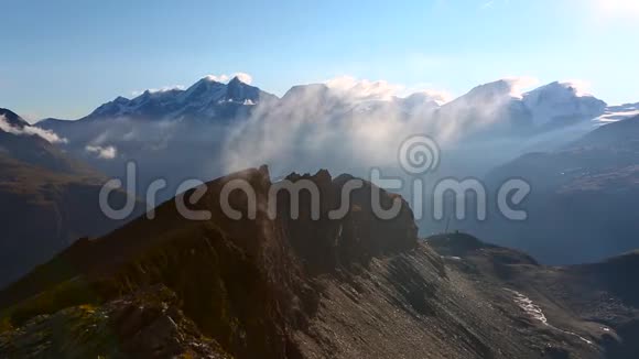 随着太阳的温暖岩石和蒸汽从石头上升起马特霍恩山脉和山脊的镜头视频的预览图