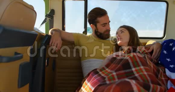 年轻浪漫的情侣在面包车4k放松视频的预览图