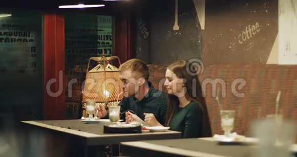 一对迷人的年轻夫妇正在咖啡馆里休息视频的预览图