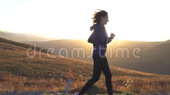 夕阳西下女孩在山间的路上奔跑视频的预览图