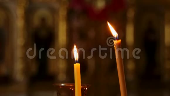 教堂的蜡烛点燃了视频的预览图
