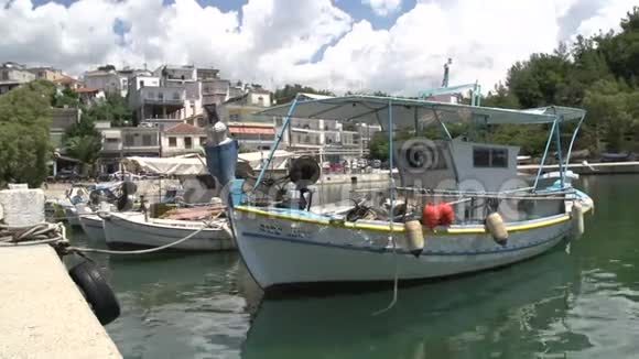 希腊塔索斯港利马纳里亚渔船视频的预览图