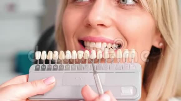 一部分牙医从调色板上选择彩色牙齿视频的预览图