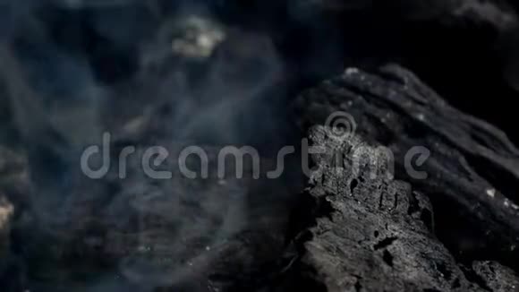 4K烧烤架中燃烧煤的特写煤开始燃烧了视频的预览图