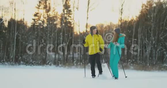 在冬季森林训练期间滑雪板上的活跃的高级夫妇在雪地里滑行视频的预览图