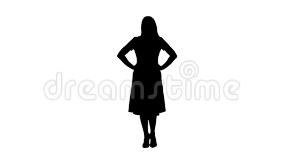 剪影女人穿着连衣裙双手放在臀部一边看镜头一边走路视频的预览图