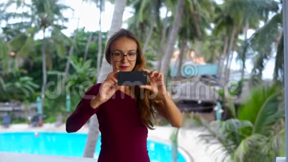 一个戴眼镜的长头发女孩手掌贴在泳池边视频的预览图