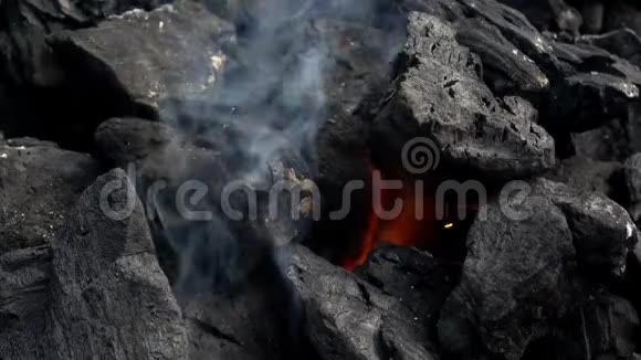 4K炭烧烤熊熊燃烧烟雾和火焰烧烤炉中的热煤和火焰视频的预览图
