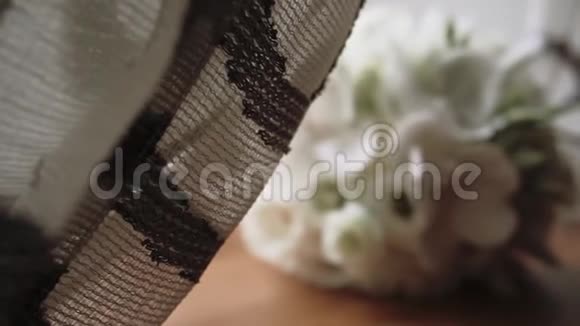 美丽的婚礼花束金戒指新娘饰品慢动作1视频的预览图