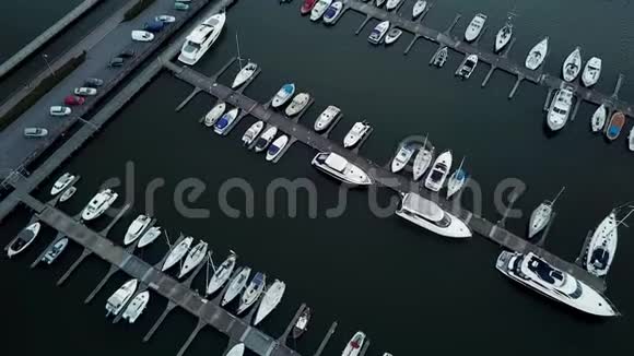 在海上车站和游艇俱乐部俯瞰豪华帆船视频的预览图