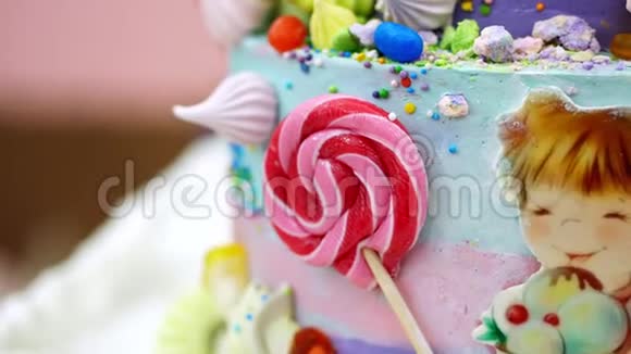 特写幼儿生日蛋糕装饰各种美食和可食用图片孩子们生日聚会视频的预览图