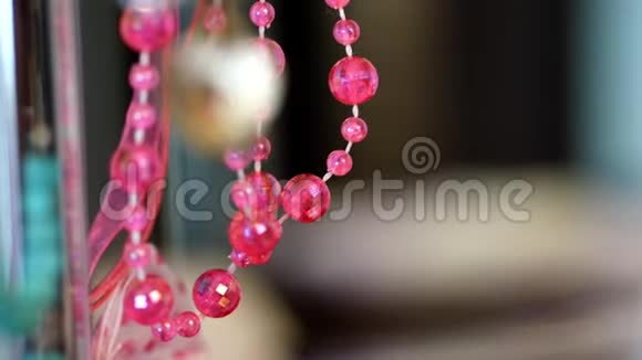 特写镜头粉红色玻璃珠女孩珠宝儿童珠宝视频的预览图