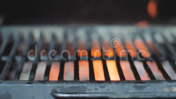 空的热铸铁烧烤炉烧着煤和烟视频的预览图