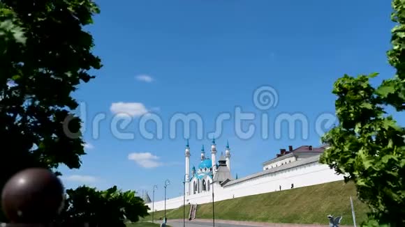 清真寺在阳光明媚的夏日被高墙和一座塔围绕在蓝色多云的天空背景上库存录像宗教视频的预览图