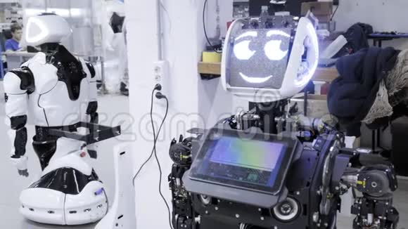 工厂为生产机器人现代机器人发展一群工程师正在努力创造一个新的视频的预览图