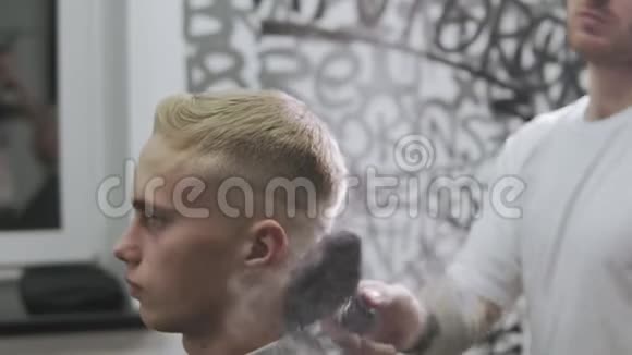 理发店用刷子清洗客户的脖子Barber和男性客户视频的预览图
