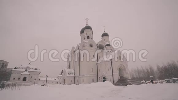 美丽的景色白色东正教教堂中间的冬季景观视频的预览图