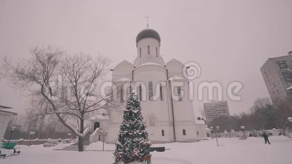 在广角镜头上看到东正教教堂的酷景从下面看得很好视频的预览图