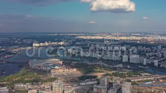空中无人机在多云天空下放大莫斯科郊区全景视频的预览图