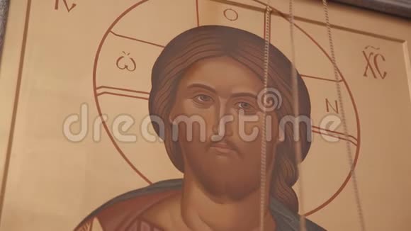 在基督教会的墙上有一个美丽的图标上面有耶稣基督的形象视频的预览图