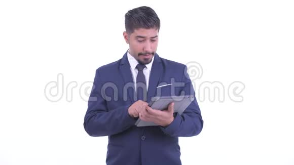 在使用数码平板电脑时一位满脸胡须的波斯商人正在思考视频的预览图
