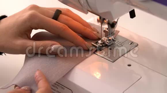 缝纫机后面的裁缝缝纫机工作女裁缝或女装师工作缝纫机织物织物处理视频的预览图