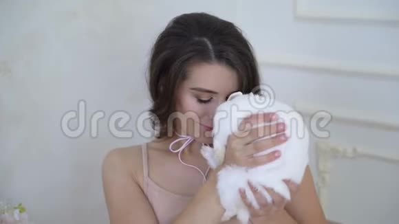 温柔的孕妇30岁吻小白兔4k视频的预览图